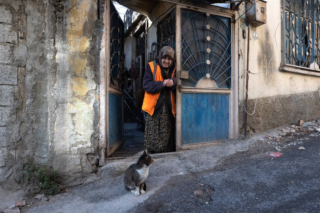 Kedilerini bırakamayan kadın hasarlı evinden ayrılmıyor 2